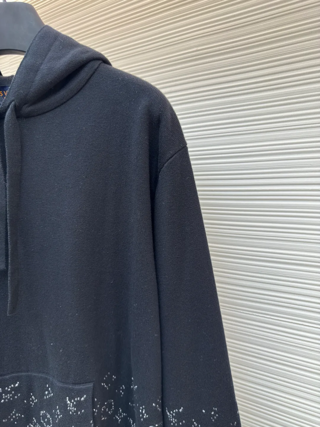 LOUIS VUITTON Gradient presbyopic woolen hoodie ●Authentic product: Purchased and developed for 12500 ●Item number: 1680492-B40 ●Fabric: combed cotton fabric ●Technology: Gradient woolen fabric ●Version: Fitted version ●Weight: about 770 grams ●Size: XS-S-M-L ●Description: The yarn is made of 2/32 100% combed cotton, woven on a Shima Seiki horizontal machine imported from Japan. The colors are dyed as they are. In order to replicate the Y version 100% of the size, number and gradient of each color, it is difficult for weavers to disassemble and restore the pattern. It is quite large. Even if the code is slightly loose, the gradient effect cannot be achieved by hand. It is very difficult to start the pattern. The fabric piece is prone to holes and defective products. The front pocket fabric piece is hand-sewn with a needle to restore the flower positioning. The sewing plate is artificially stitched with a disc. The edge is manually picked and trimmed. Special lotion is added in the back to make the feel closer to the original. The overall wiring is straight and delicate, the fabric is comfortable and soft, and the color is consistent without color difference. It can be matched with the same style to create a fashionable look and control various occasions. Customized accessories, complete with three standards, same style for men and women!